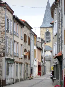 Massiac - Vicolo fiancheggiata da case con vista sul campanile della Chiesa di Sant'Andrea