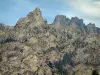 Massiccio di Bavella - Picchi di granito di montagna taglio creste) Bavella
