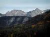 Massiccio degli Aravis - Bosco d'autunno e le montagne della Aravis