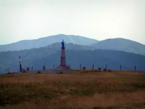 Massief van de Vogezen - Standbeeld van de Maagd aan de top van de Ballon d'Alsace met uitzicht op de beboste bergen (Parc Naturel Regional des Ballons des Vosges)