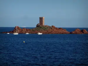 Massif de l'Estérel - Île d'Or (roches rouges) avec sa tour, bateaux et mer méditerranée