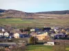 Massif du Mézenc - Parc Naturel Régional des Monts d'Ardèche : maisons du village des Estables dans un cadre verdoyant et montagneux