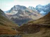 Massiv Vanoise - Nationalpark Vanoise: Alpenwiese, Strasse Iseran und Berge bedeckt mit Schnee (Hochalpenstrasse: Route des Grandes Alpes)