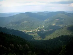 Massiv der Vogesen - Dorf umgeben mit Bergen, bedeckt mit Wäldern (Regionaler Naturpark der Ballons des Vosges)