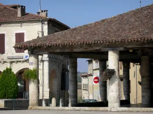 Mauvezin - Stone pillars of the old covered market hall and Henri IV house