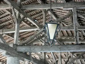 Mauvezin - Lantern and wooden structure of the covered market hall 