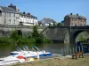 Mayenne - Tal der Mayenne: Haltestelle am Fluss mit ihren angelegten Booten und Tretbooten, Kai Waiblingen versehen mit einer Sitzbank, Brücke überspannend den Fluss Mayenne, und Fassaden der Stadt