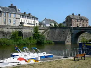 Mayenne - Valle Mayenne: río Alto con sus barcos y botes de pedal amarrado a Waiblingen plataforma adornada con un banco de río Mayenne Bridge y fachadas de la ciudad