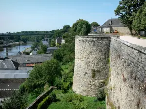 Mayenne - Remparts, toits de la ville et rivière Mayenne