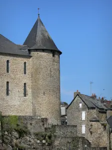 Mayenne - Castillo y casas de la ciudad