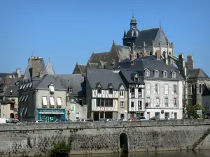Mayenne - Notre-Dame Basilica, las fachadas de la ciudad y el río Mayenne