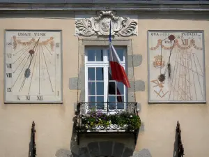 Mayenne - Fenêtre et cadrans solaires de l'ancien palais de la Barre Ducale