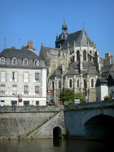 Mayenne - Cabecera de la Basílica de Notre-Dame, fachada de la ciudad y el puente sobre el río Mayenne