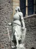 Mayenne - Standbeeld van Jeanne d'Arc en de gevel van de basiliek van Onze-Lieve-Vrouw