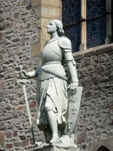 Mayenne - Statue de Jeanne d'Arc et façade de la basilique Notre-Dame