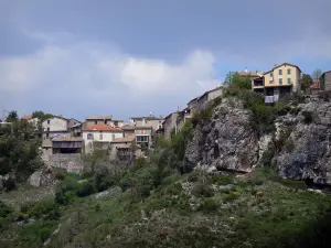 Méailles - Houses of the village perched on a rocky mountain range