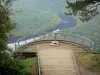 Le méandre de Queuille - Méandre de Queuille: Belvédère (promontoire) surplombant le méandre formé par la rivière Sioule et les rives boisées