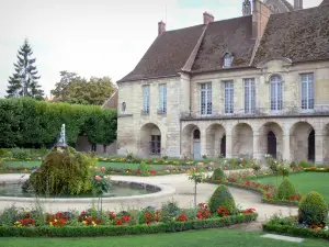 Meaux - Ancien palais épiscopal abritant le musée Bossuet, et jardin Bossuet (jardin à la française de l'ancien évêché) avec rocher du bassin d'eau, parterres de fleurs et tilleuls (arbres)