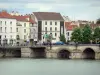 Meaux - Flussbrücke überspannend den Fluss Marne und Fassaden der Stadt