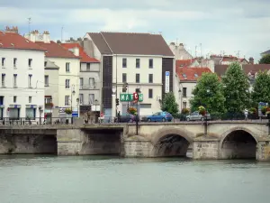 Meaux - Bridge spanning  the River Marne and facades of the city