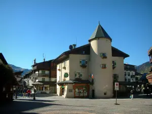 Megève - La plaza del pueblo (la estación de deportes de invierno y verano), casas, cabañas y tiendas