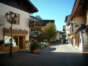 Megève - Rue du village (station de sports d'hiver et d'été) avec maisons, boutiques et terrasse de café