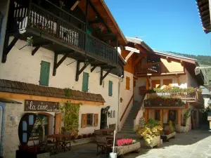 Megève - Las casas con balcones de madera, flores y plantas en maceta (estación de esquí y en verano)
