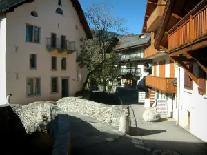 Megève - Pequeño puente de piedra, tiendas y casas en el pueblo (estación de esquí y en verano)