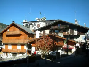 Megève - Chalets aux balcons de bois (station de sports d'hiver et d'été)