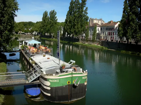 Melun - Senna, chiatta ormeggiata, terrazza del ristorante, lungo la Senna (Seine), le facciate della città e gli alberi lungo l'acqua
