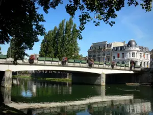Melun - Flowered brug over de rivier de Seine, de stad gevels en de bomen aan de rand van het water