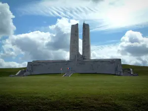 Memorial canadiense de Vimy - Memorial (monumento) y las nubes en el cielo