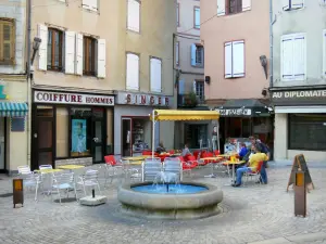 Mende - Gevels van huizen, een cafe terras en fontein op de Place Rene Estoup