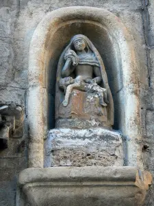 Mende - Pieta op de gevel van een huis in de Oude Stad