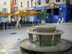 Mende - Fountain, cafe terras en gevels van huizen in het Plein van de Republiek