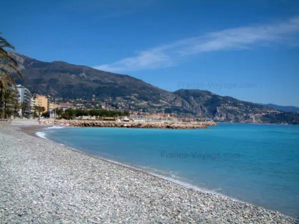 Menton - Plage de galets et mer, puis montagnes surplombant l'ensemble