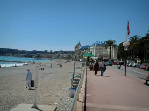 Menton - Avenida de la playa de guijarros y el mar, el Casino en el fondo