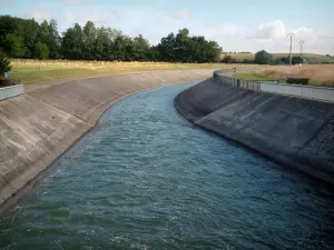 Meren van het forêt d'Orient - Irrigatiekanaal in stap (Regionale Natuurpark van het Forêt d'Orient)