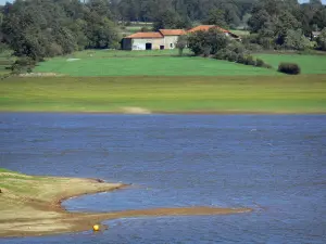 Meren van de Hoog-Charente - Lake Mas Chaban, oevers, weilanden, bomen en huizen