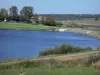 Meren van de Hoog-Charente - Lake Mas Chaban, banken, over de weg, bomen en weiden