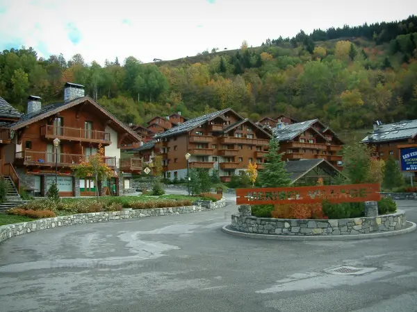 Méribel - Résidences-chalets en bois de Méribel-Village et arbres en automne