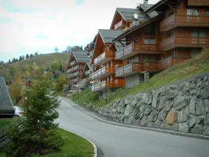 Méribel - Rue de la station de ski (sports d'hiver) avec résidences-chalets aux balcons de bois