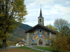 Méribel - Kirche dekoriert mit Fresken, Bäume, Haus und Wald des Wintersportortes