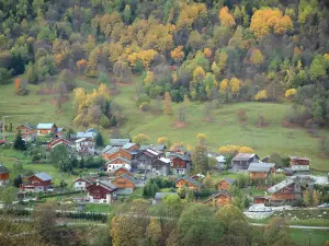 Méribel - Chalets, Bäume und Wald im Herbst
