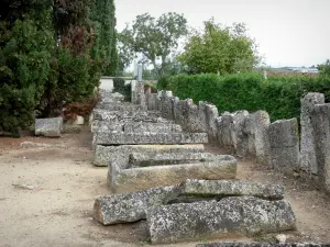 Merowingische Nekropole von Civaux - Merowingischer Friedhof: Steinsärge (merowingische Überreste) und
Umfassungsmauer (Ringmauer) gemacht aus Abdeckplatten der Gräber