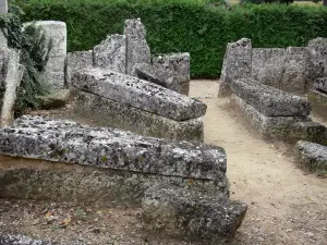 Merowingische Nekropole von Civaux - Merowingischer Friedhof: Steinsärge (merowingische Überreste) und Umfassungsmauer (Ringmauer) gemacht aus Abdeckplatten der Steinsärge