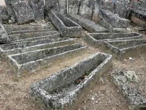 Merowingische Nekropole von Civaux - Merowingischer Friedhof: Steinsärge (merowingische Überreste)