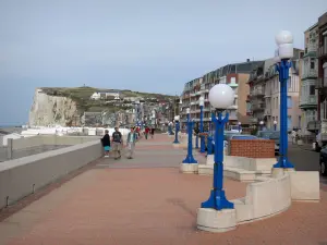 Mers-les-Bains - Esplanade (la passeggiata), panchine e lampioni, decorati e ville del resort scogliera