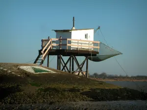 Meschers-sur-Gironde - Cabane de pêcheur sur pilotis avec un carrelet (filet de pêche) suspendu