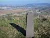 Meseta de Gergovie - Monumento de piedra con vistas a la ciudad de Clermont-Ferrand y Limaña, en la ciudad de La Roche-Blanche